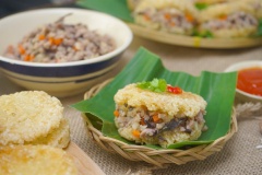 Xôi chiên giòn ngon, có phần thịt bằm bên trong, tạo nên hương vị độc đáo cho món ăn đã quá đổi quen thuộc với tuổi thơ mỗi người. Món ăn ngon hơn khi chấm với tương ớt. Cùng trổ tài cho gia đình và bạn bè thưởng thức ngay món xôi chiên đơn giản và hấp dẫn này nhé.