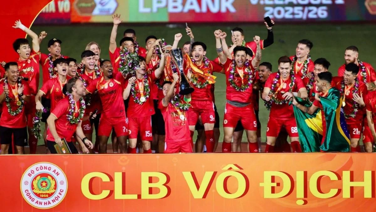 CAHN nâng cúp trong ngày cân bằng lịch sử V-League - Đài Phát thanh và truyền hình Hà Nội