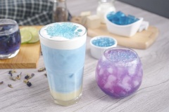 Vậy là trà trân châu đậu biếc đã hoàn thành với vị chua chua ngọt ngọt, uống kèm trân châu dai dai với màu sắc đẹp mắt sẽ khiến bạn uống mãi không dừng. Cách làm cũng rất đơn giản đúng không nào? Hoặc bạn cũng có thể biến tấu thành trà sữa trân châu đậu biếc với lớp milkfoam.