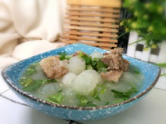 Canh sườn heo bí đao với bí đao là nguyên liệu thực phẩm có tính mát, thích hợp dùng cho những bữa cơm ngày nắng. Đặc biệt được nấu cùng với sườn heo, làm món canh khá được nhiều chị em ưa chuộng, chọn lựa nấu cho bữa cơm cả nhà.