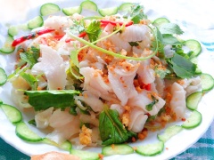 Cho gỏi cá ra đĩa, để vài sợi ớt và vài cọng ngò om cùng tỏi hành phi. Món này ăn kèm với bánh phồng tôm rất thích hợp.