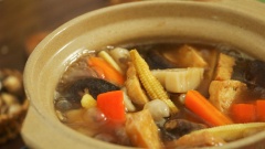 Sau khi om nêm vào nồi thêm 1 muỗng canh nước tương và 1 muỗng canh đường phèn rồi nếm thử cho vừa miềng. Pha loãng 1 muỗng canh bột bắp với 2 muỗng canh nước lọc, đổ hỗn hợp bột bắp vào nồi rồi khuấy đều để tạo nước sệt, đun thêm 2 phút thì tắt bếp.