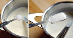 Tiếp theo, cho lần lượt 1 muỗng cà phê vani, 2 muỗng canh đường trắng, 1/2 muỗng cà phê muối vào cùng, trộn đều.