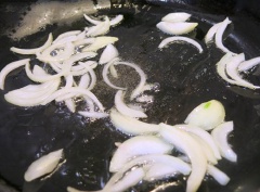 Đun nóng 4 muỗng canh dầu ăn, cho chỗ hành tây còn lại vào, đảo đều rồi cho cá cơm vào xào. Khi hành tây hơi chín thì cho tiếp ớt và hành lá vào, đảo đều cho ớt chín và cá vàng giòn thì tắt bếp, cho ra đĩa.