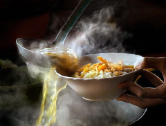 Cho bún tươi vào tô, xếp cá lên mặt. Rưới nước dùng vào