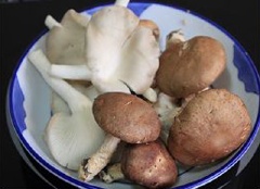 Rửa sạch nấm đông cô và nấm sò, cắt bỏ cuống. Hành lá rửa sạch, cắt khúc.