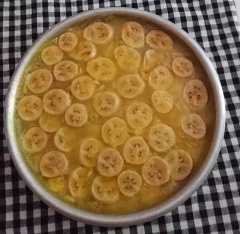 Lấy khuôn bánh ra để nguội, cắt bánh chuối ra đĩa chan nước cốt dừa lên và một ít đậu phộng rang đập dập. Bánh chuối hấp nước cốt dừa mềm béo có thể dùng ăn sáng và ăn cho các bữa nhẹ. Cách làm bánh chuối hấp nước cốt dừa mềm béo cũng chẳng hề khó đúng không, Bánh mềm ngọt vừa phải, cùng béo béo của nước cốt dừa ngon ơi là ngon.