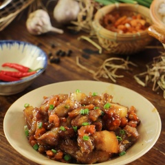 Món thịt ba chỉ rim tôm khô ăn kèm với cơm nóng rất ngon. Thịt kho tôm khô với cách chế biến lại nhanh và đơn giản, nên các mẹ hãy thêm vào danh sách thay đổi món ăn cho gia đình mình nhé. Tôm kho rang thịt chắc chắn sẽ rất hao cơm, đặc biệt trong những ngày trời mưa lạnh.