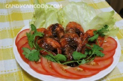 Bày trí tôm sốt me ra đĩa và thưởng thức.