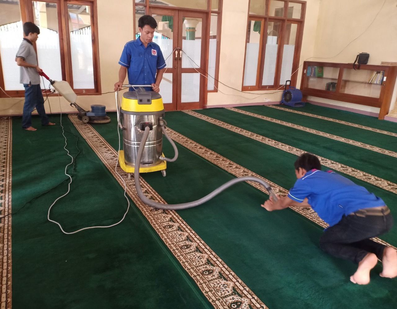 Proses cuci karpet masjid di tempat