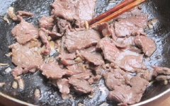 Phi thơm tỏi băm với 2 muỗng canh dầu ăn trong chảo, cho thịt bò vào, xào nhanh tay khoảng 3-5 phút. Vớt thịt bò ra đĩa, để riêng.