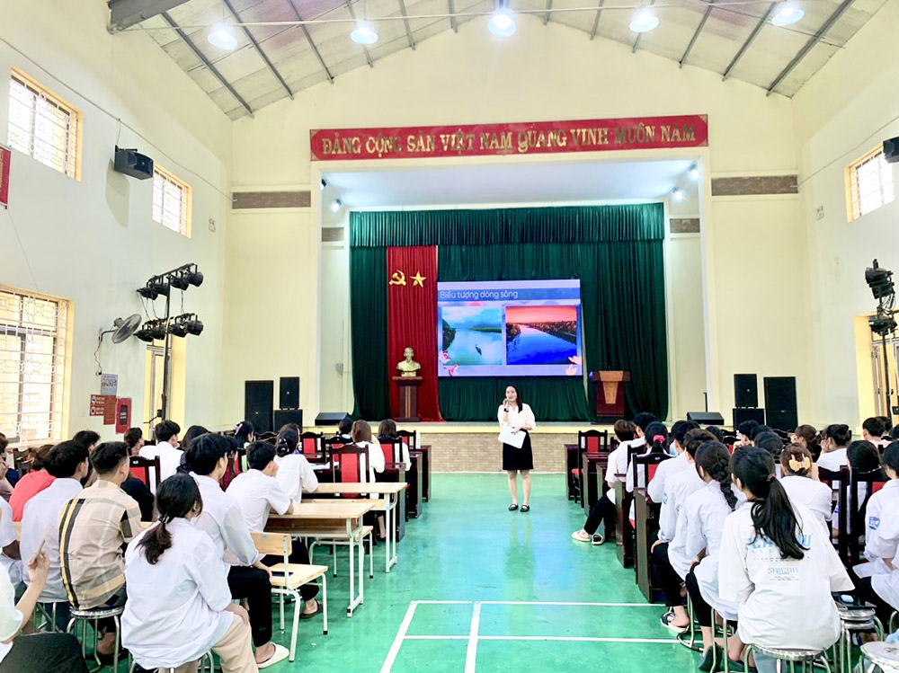 Khoa Khoa học Xã hội chia sẻ chuyên môn và tư vấn hướng nghiệp tại Trường PTDT Nội trú THCS & THPT Sông Mã