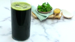 Chuẩn bị làm rau má đậu xanh: Rau má mua về ngắt bỏ bớt phần thân rau má và nhặt những cọng rau bị vàng, rửa sạch rồi để ráo. Cho rau má vào máy xay và thêm nước lọc để quá trình xay dễ dàng hơn. Với 300gr rau má thì bạn cho khoảng 1 lít nước lọc vào và xay từ từ. Khi xay xong bạn hãy lọc qua rây hoặc dùng túi vắt để lấy nước và bỏ bã.