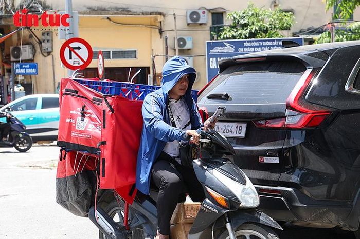 Nắng nóng đỉnh điểm, người lao động Hà Nội chật vật mưu sinh - Báo Tin Tức TTXVN