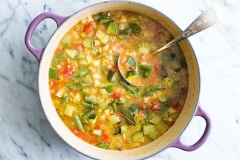 Súp chín cho ra chén và rắc pho mát Parmesan lên rồi thưởng thức.