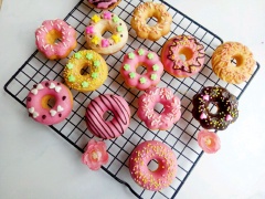 Những chiếc bánh donut phủ chocolate đơn giản có phần bánh donut nướng chín mềm xốp, phủ đều một lớp chocolate màu bắt mắt, thật hấp dẫn. Đảm bảo các bé nhà bạn sẽ thấy thích thú với món bánh donut đẹp lung linh sắc màu này đấy.