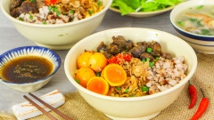 Cho mì vắt cùng các loại topping đã chuẩn bị ra tô, rắc thêm tí hành lá cắt nhỏ, tí ớt băm cho thêm vị cay. Khi ăn rưới sốt mắm tiêu lên mì rồi trộn đều lên là thưởng thức được rồi. Nhìn tô mì đầy ụ topping, trứng gà non lòng đào thật hấp dẫn. Nếu là fan của mì gói mà muốn nâng cấp lên một món mì trộn thật chất lượng thì nhớ làm thử công thức Mì trộn lòng gà trứng non của Cooky nhé!