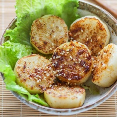 Củ mài chiên nước tương, rắc chút mè rang, bày ra dĩa cùng rau Nhật và chỉ việc thưởng thức thôi nè. Chúc bạn ngon miệng với món ăn vặt cực ngon, đậm đà và khá lạ miệng này của Nhật nha.