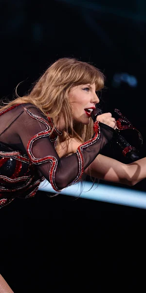 Taylor Swift, Celebrity, Singer, Side View, Singing 2K Wallpaper Background