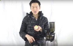 Chanh gọt vỏ, cắt làm đôi. Gừng gọt vỏ, cắt mỏng. Cam bóc vỏ, tách làm đôi.