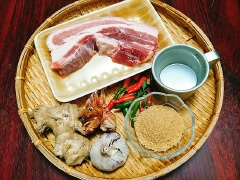 Thịt ba chỉ mua về đem cạo sạch da, cắt thành các miếng hơi dài, thêm 1 chút muối và giấm bóp kỹ sau đó rửa lại vài lần cho sạch sẽ.