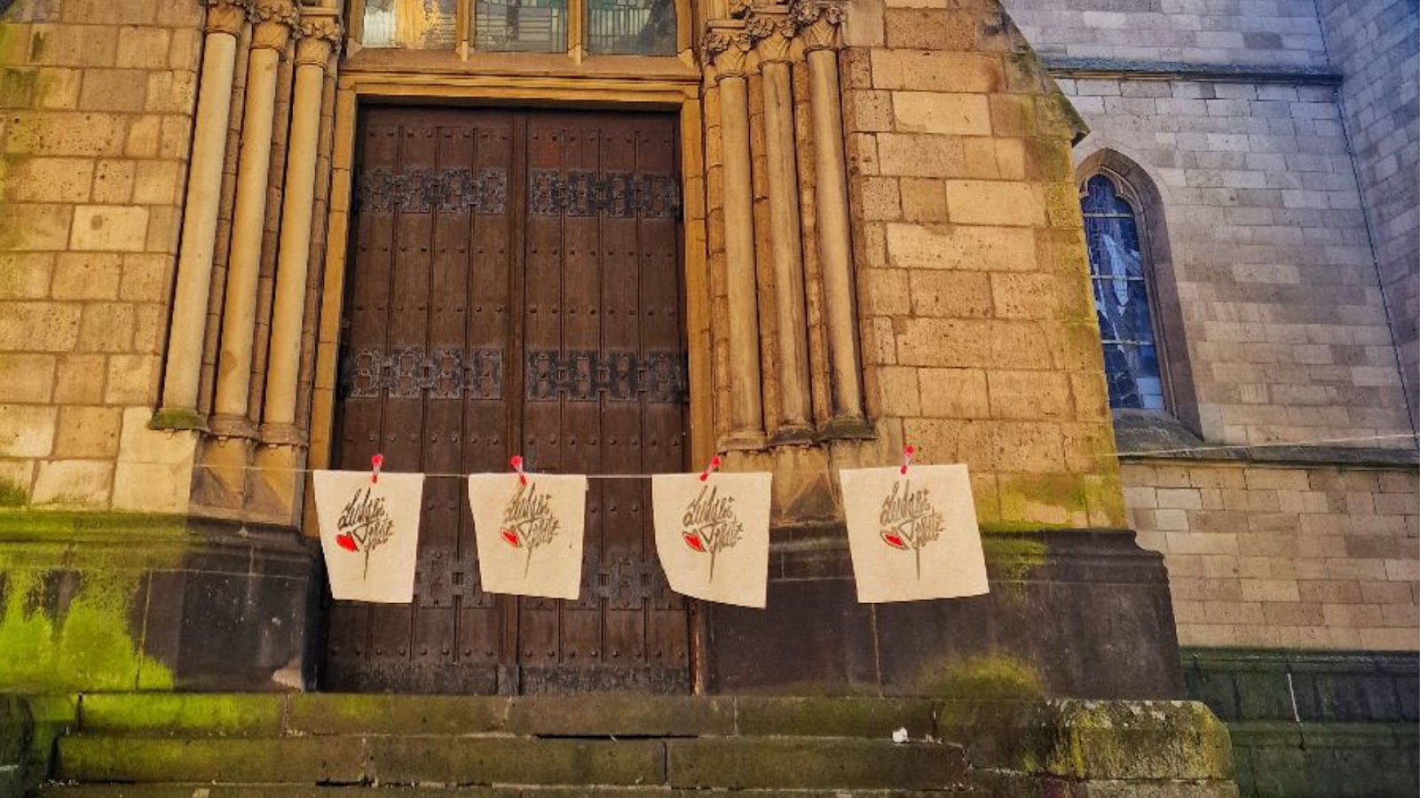 St. Ludger Kirche und bedruckte Jutebeutel