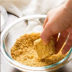 Bột chiên giòn: Cho 160ml sữa không đường, hạt lanh, bột mì, giấm rượu đỏ, muối vào tô trộn đều. Để hỗn hợp sang một bên trong 10 phút. Bột chiên xù: trộn 128g bột chiên xù, bột tỏi, bột hành tây, ớt bột, và tiêu, muối cho đều vào chén. Đậu hũ cắt thành miếng vuông vừa ăn. Sau đó nhúng đậu hũ vào bột chiên giòn, rồi qua một lớp bột chiên xù, để ra dĩa riêng.