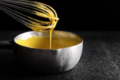 Sau đó, khuấy đều hỗn hợp rồi chế vào khuôn. Lót một lớp giấy xung quanh khuôn bánh flan. Làm phần cốt bánh: cho bơ và muối vào nồi, nấu tan thì tắt bếp, rây bột mì vào, trộn đều rồi cho đường nâu, sữa vào đánh đến khi đường tan hoàn toàn, để nguội rồi cho lòng đỏ , tinh chất vani vào đánh đến khi hòa quyện. Lòng trắng đánh chung với cream of tartar rồi cho 1/2 hỗn hợp này vào lòng đỏ khuấy đều và cho 1/2 còn lại vào. Trộn thật đều. Đổ hỗn hợp bột vào khuôn bánh.