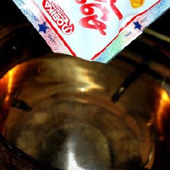 Cho 1 gói rau câu giòn vào 1,5 lít nước, khuấy tan rồi nấu sôi.