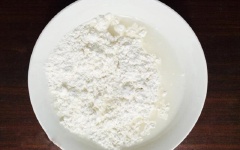 Hòa tan bột chiên giòn với 1/2 chén nước, khuấy đều.