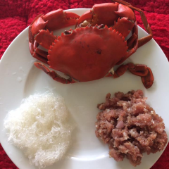 Cua rửa sạch, cho vào nồi nước luộc chín. Vớt cua ra, xé nhỏ lấy phần thịt cua. Thịt heo bằm cho ra đĩa, tổ yến nhặt sạch lông yến rồi ngâm nước cho nở.