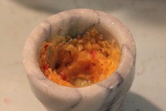 Gừng rửa sạch, cạo vỏ, giã gừng, tỏi, ớt quả với 1 muỗng canh đường.