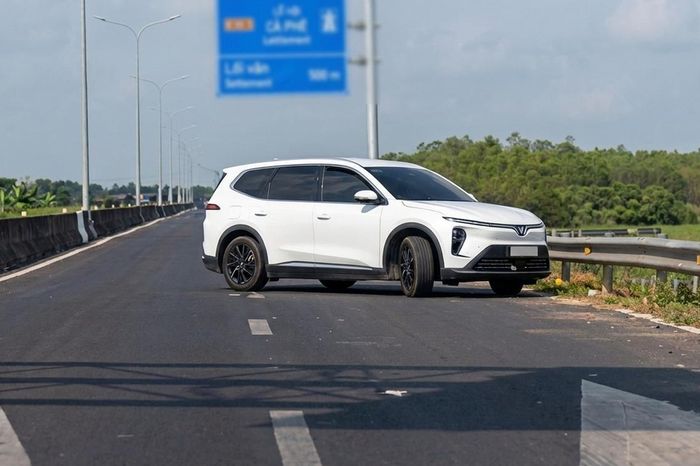 Tài xế liều lĩnh quay đầu ô tô trên cao tốc - Báo Xây Dựng