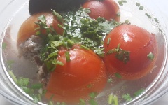 Múc canh ra tô, rắc ngò rí, hành lá vào là bạn đã có một tô canh cà chua nhồi thịt ngon, hấp dẫn rồi.