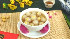 Múc chè hạt sen long nhãn ra bát, ăn nguội hoặc thêm đá để tăng vị thanh mát của chè hạt sen. Chè hạt sen long nhãn là món chè ngon với hình thức đẹp mắt, nước chè trong, hạt sen lồng trong long nhãn gọn gàng, vị ngọt vừa lại còn rất bổ dưỡng cho cơ thể. Món chè này rất thích hợp để giải ngán trong những ngày Tết sắp tới, cùng Cooky thực hiện món chè thơm ngon này ngay thôi!