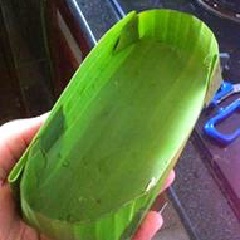 Rửa sạch lá chuối, hơ qua lửa cho dẻo rồi gấp thành những chiếc “thuyền” kích thước khoảng 5-10cm. Lá chuối sẽ giúp cho món bánh bèo Hải Phòng của tụi mình được giữ ẩm không bị khô, ẩm mốc nè.