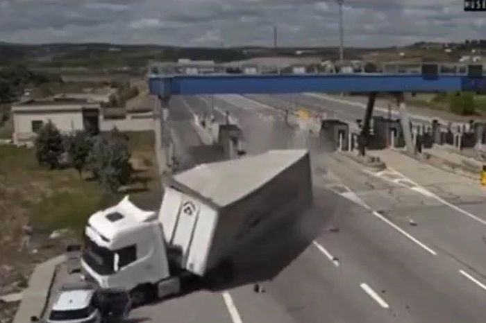 Xe tải lao qua trạm thu phí, tông văng xe cảnh sát - Tạp chí Doanh Nghiệp Việt Nam