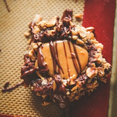 Trong lúc chờ bánh chín, bạn cho kẹo caramel và sữa đặc vào một cái bát, đun cách thủy hỗn hợp, vừa đun vừa khuấy đều, khi hỗn hợp tan hoàn toàn là bạn tắt lửa. Đun cách thủy tương tự với phần chocolate và shortening. Khi bánh đã nướng xong, bạn múc sữa caramel vào phần lõm bánh rồi trang trí chocolate xung quanh là được.