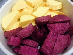 Khoai lang vàng và khoai lang tím gọt vỏ, cắt nhỏ, đem hấp chín. 2 loại khoai sau khi hấp chín thì để ra 2 tô riêng, sau đó tán nhuyễn từng loại.