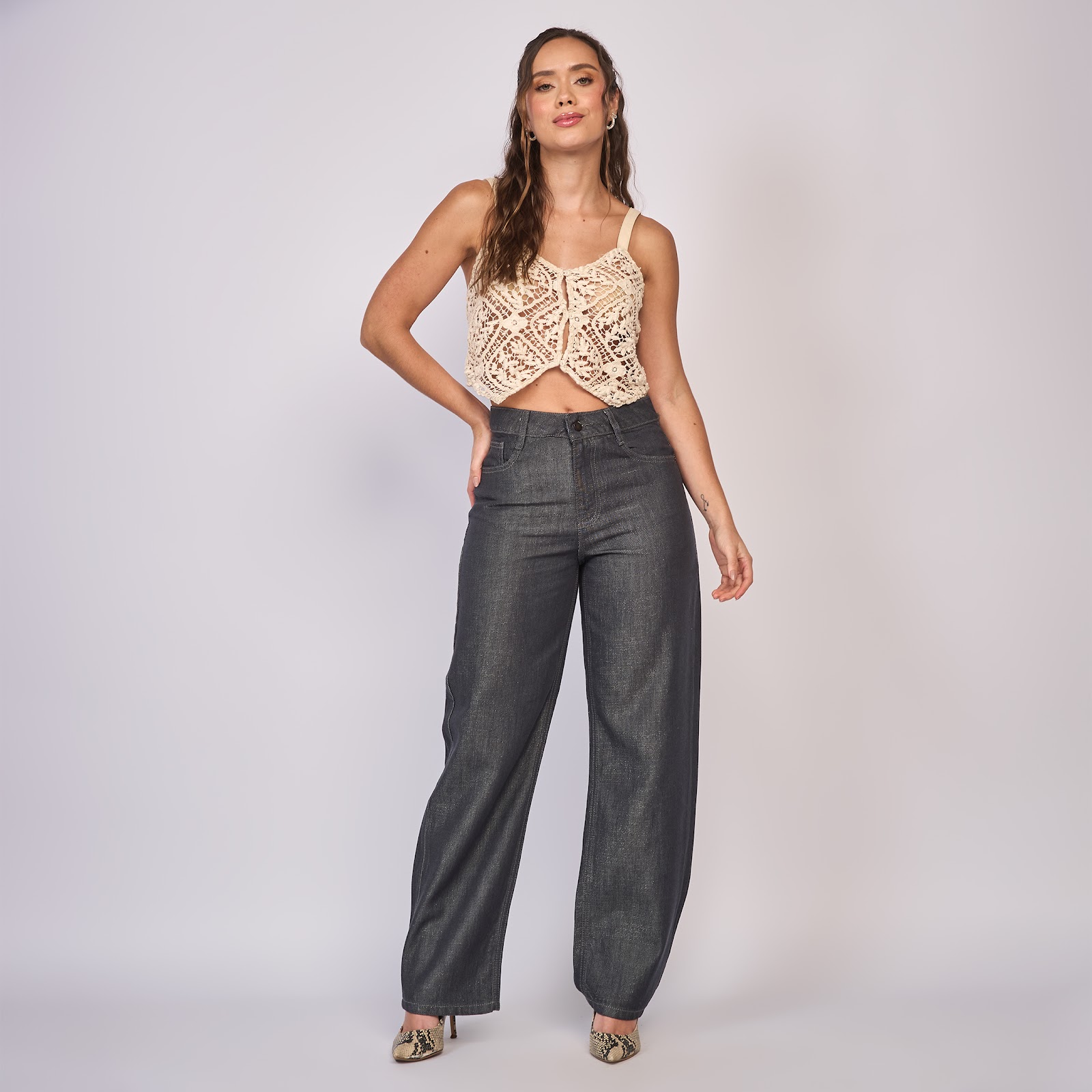 Jean dama straight tiro alto rígido con destellos metalizados, color Gris oscuro