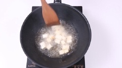 Làm nóng chảo với lượng dầu đủ ngập mặt khi chiên. Chờ dầu nóng, thả đậu vào chiên chừng 3-4 phút. Chiên cho đến khi đậu ngả màu vàng nâu thì vớt ra đĩa có lót sẵn giấy thấm dầu cho ráo bớt dầu thừa.