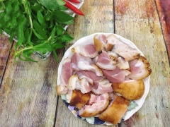Chân giò nên chọn chân giò trước cho nhiều thịt và ít xương, dùng giấy gói sau đó thui cho xém vàng phần da, Nếu có rơm khô hay bã mía để thui thì càng tốt. Đây là khâu quan trọng quyết định sự thơm ngon của món ăn. Chân giò sau khi được thui vàng cạo rửa thật sạch. Chặt miếng vuông vắn vừa ăn cỡ bao diêm.