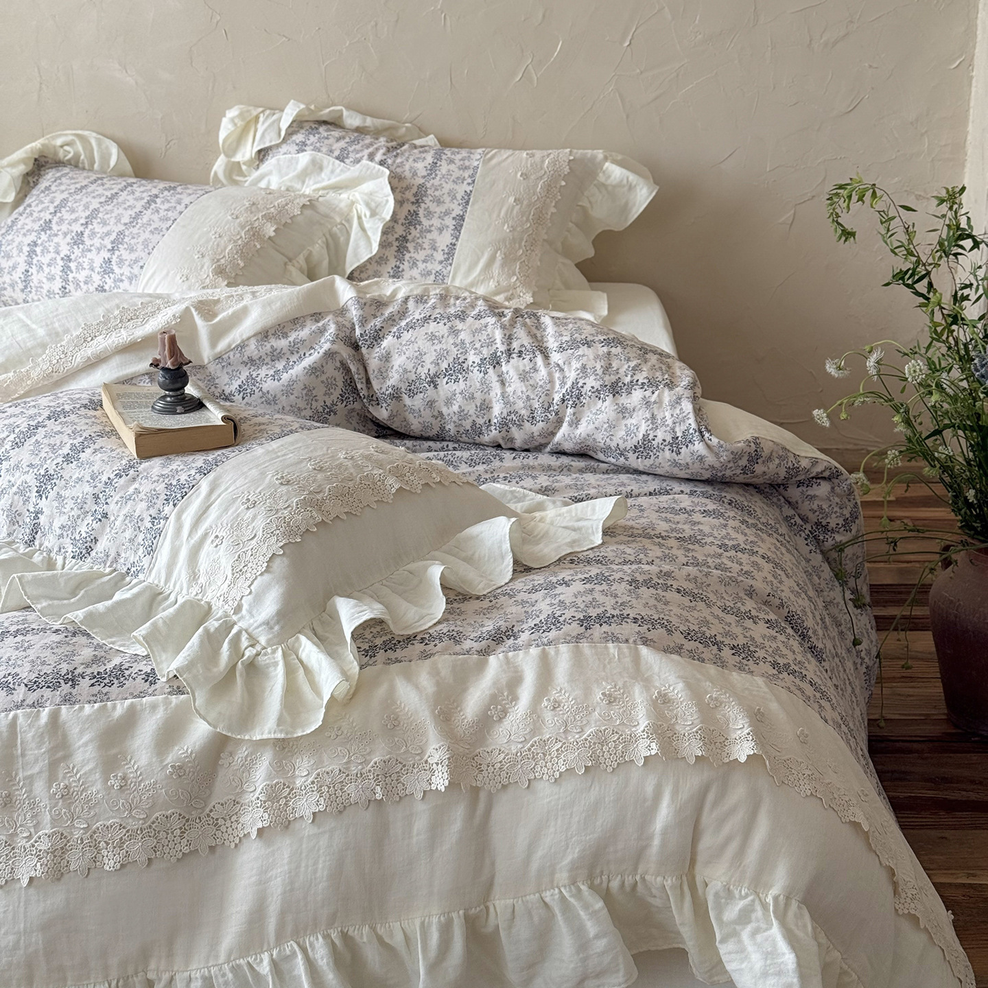 Cotton bedding set, floral, with lace trim