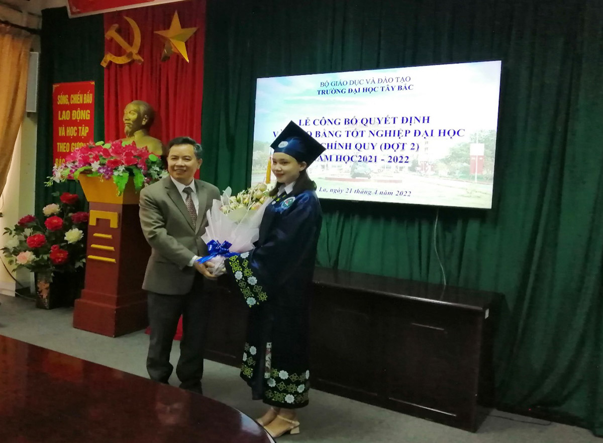 Lễ công bố quyết định và trao bằng tốt nghiệp đại học hệ chính quy (đợt 2) năm học 2021-2022 tại Trường Đại học Tây Bắc