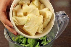Thơm và táo gọt vỏ, cắt nhỏ, thơm bỏ mắt rồi cho vào cùng cải bó xôi.