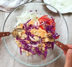 Thêm phần sốt mayonnaise-tương ớt vào và dùng đũa nĩa trộn đều. Bạn nên cho từ từ sốt để canh chỉnh lượng sốt vừa ăn, tránh quá nhiều sốt sẽ gây ngán nhé.
