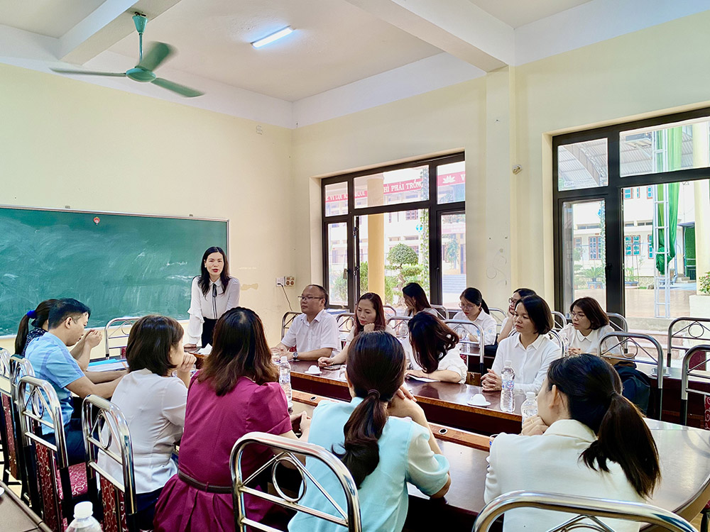 Khoa Khoa học Xã hội chia sẻ chuyên môn và tư vấn hướng nghiệp tại Trường PTDT Nội trú THCS & THPT Sông Mã
