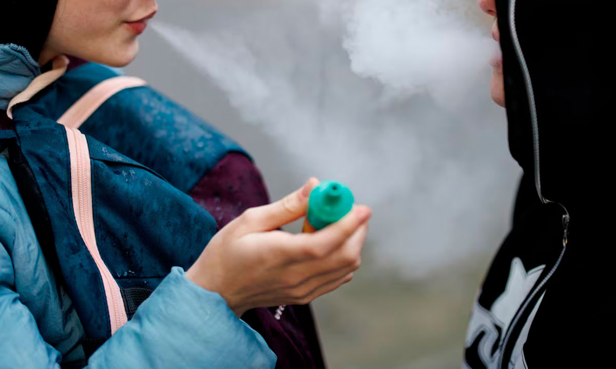 El vapeo ya es más común que el tabaquismo entre los jóvenes, y sus riesgos van más allá de los daños pulmonares y cerebrales