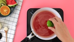 Cách tạo lớp làm kẹo dẻo: Cho một nửa siro đường vào nồi nhỏ nấu cùng hỗn hợp gelatin-cam đã pha. Khuấy đều, nấu sôi khoảng 2 phút thì tắt bếp, cho hỗn hợp ra khuôn, để nguội rồi cho vào ngăn mát tủ lạnh khoảng 30 phút để hỗn hợp đông. Cùng lúc đó, cho phần siro đường còn lại vào nấu cùng với hỗn hợp gelatin - dưa hấu, vì dưa hấu có vị ngọt sẵn nên bạn vắt thêm chanh vào để cân bằng vị lại nhé. Đến khi phần cam đông lại thì cho phần nước dưa hấu vào để tạo thành 2 lớp đẹp mắt. Để nguội rồi cho vào ngăn mát tủ lạnh 3-4 tiếng cho kẹo đông hẳn.