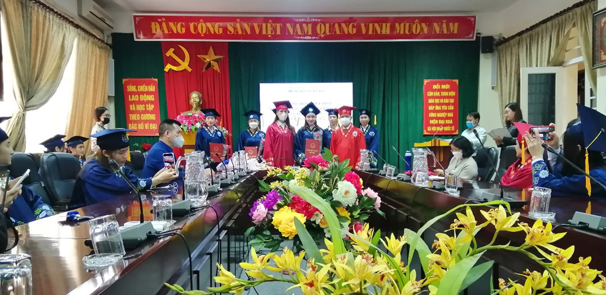Lễ công bố quyết định và trao bằng tốt nghiệp đại học hệ chính quy (đợt 2) năm học 2021-2022 tại Trường Đại học Tây Bắc